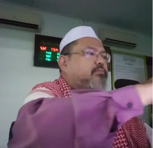 Rakaman kuliah maghrib, huraian hadis-hadis Imam Turmuzi oleh Syeikh dris al-Marbawi, oleh Ustaz Hishamuddin Abdul Aziz. Isi: 1. Hukum dan akibat bagi mereka yang dipaksa memerangi kaum muslimin2. Apa yang menyebabkan doa tidak dimakbulkan